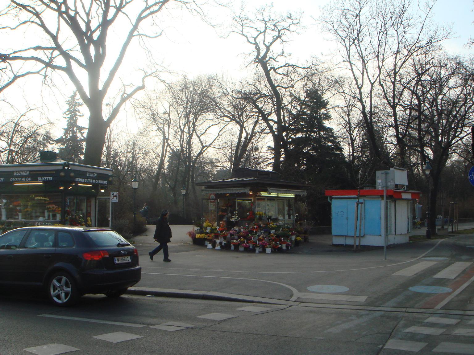 市民公園、ミッテ駅近く、北の端です。南の端近くに金ぴかのシュトラウスの像があります。